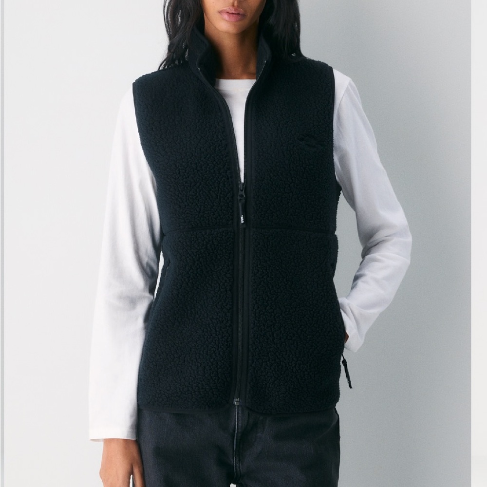 Black Sherpa Fleece Vest - Women - Picture 1 of 4